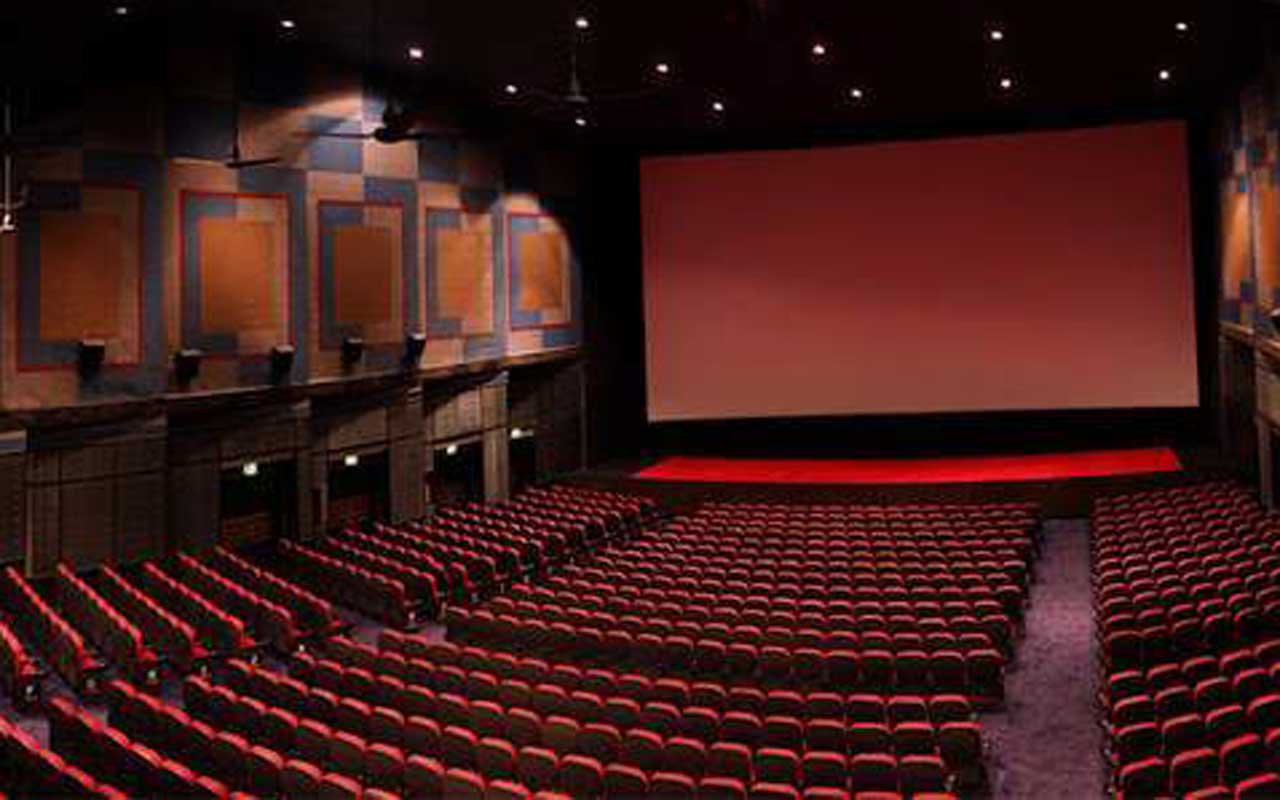 జనాల్లేక థియేటర్స్ మూసుకుంటున్న యాజమాన్యం