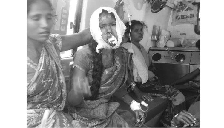 కూలీల‌తో వెళ్తున్న ట్రాక్ట‌ర్ బోల్తా..