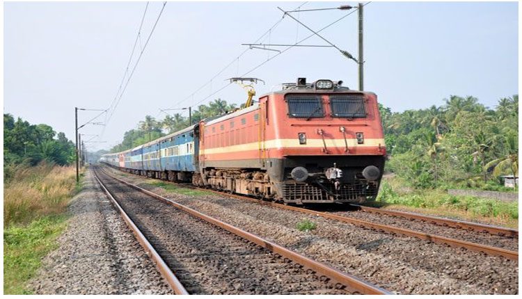 త‌గ్గిన ప్ర‌యాణికులు.. ఆరు ప్ర‌త్యేక రైళ్లు ర‌ద్దు