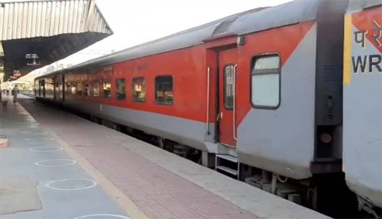 ఏప్రిల్‌ 15 నుంచి ప్రత్యేక రైళ్ల సమయాల్లో మార్పులు