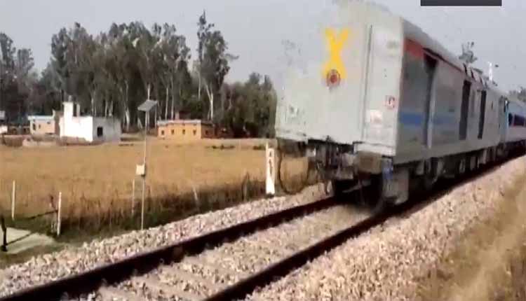 35 కిలోమీట‌ర్లు వెన‌క్కి న‌డిచిన రైలు.. వీడియో