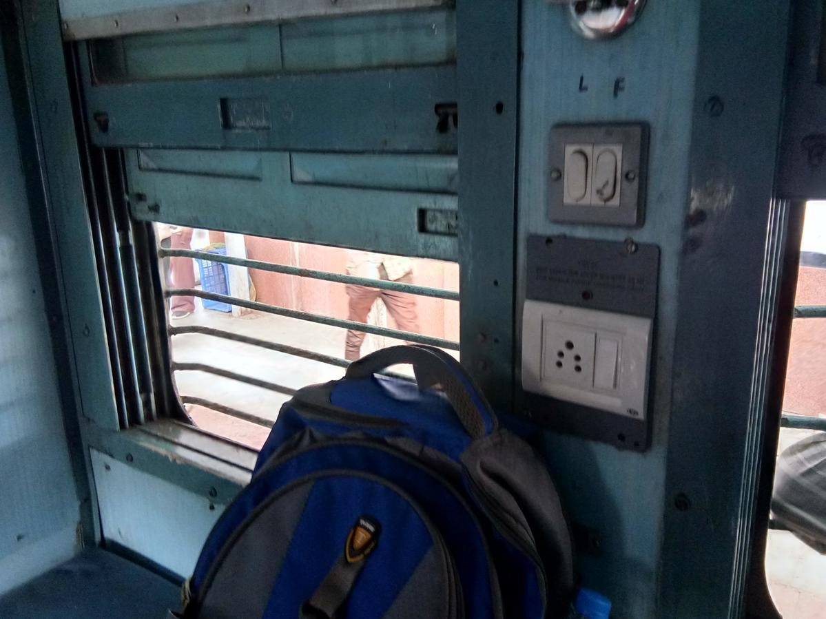 Indian Railway | రైలు ప్రయాణికులకు బ్యాడ్‌ న్యూస్‌.. మీ ఫోన్లకు చార్జింగ్‌ పెట్టలేరిక!