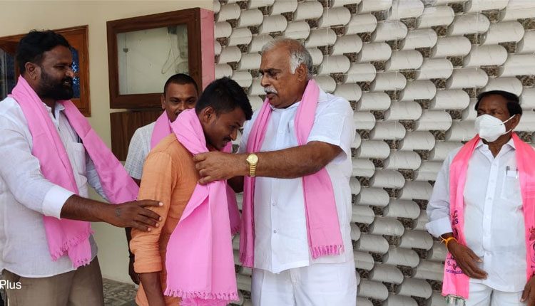 టీఆర్‌ఎస్‌లోకి కొనసాగుతున్న చేరికలు