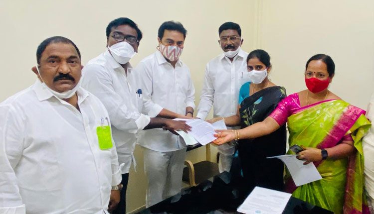 టీఆర్‌ఎస్‌ నేత కుటుంబానికి ఎక్స్‌గ్రేషియా అందజేత