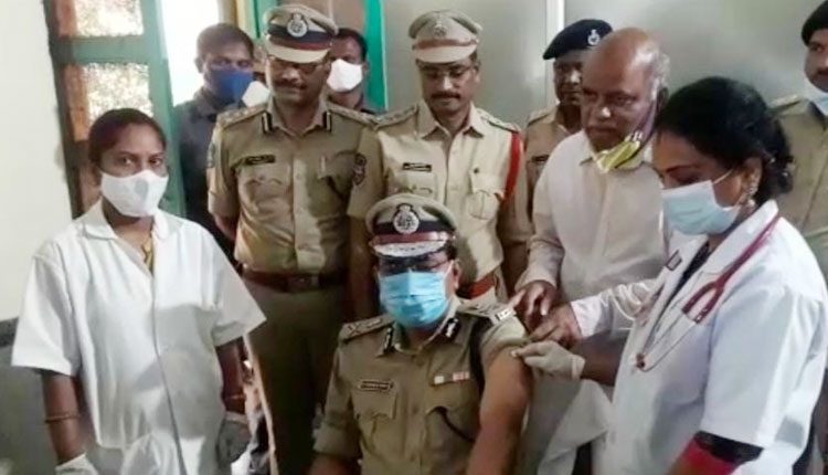రెండో డోస్ కొవిడ్ వ్యాక్సిన్ తీసుకున్న డీజీపీ మ‌హేంద‌ర్ రెడ్డి