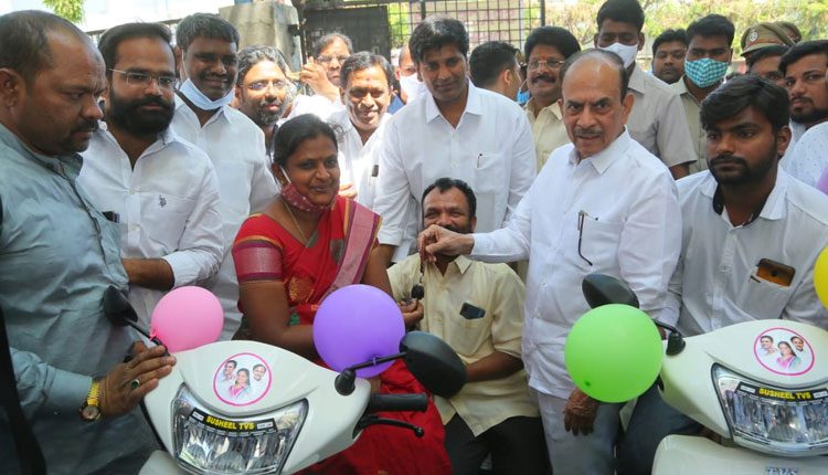 క‌విత‌ బ‌ర్త్‌డే.. విద్యార్థినుల‌కు సైకిళ్లు, దివ్యాంగుల‌కు స్కూటీల పంపిణీ