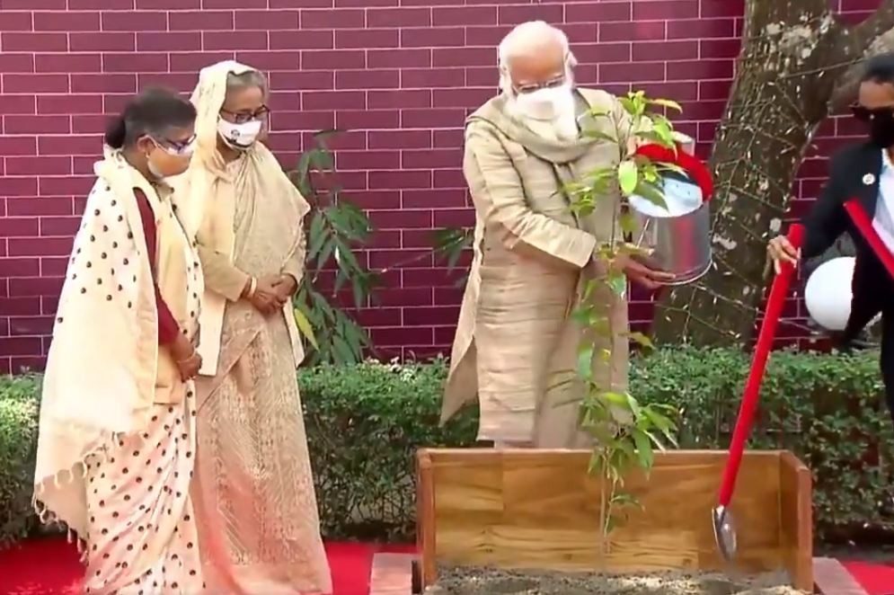 బంగ‌బంధు స‌మాధి వ‌ద్ద ప్ర‌ధాని మోదీ నివాళి