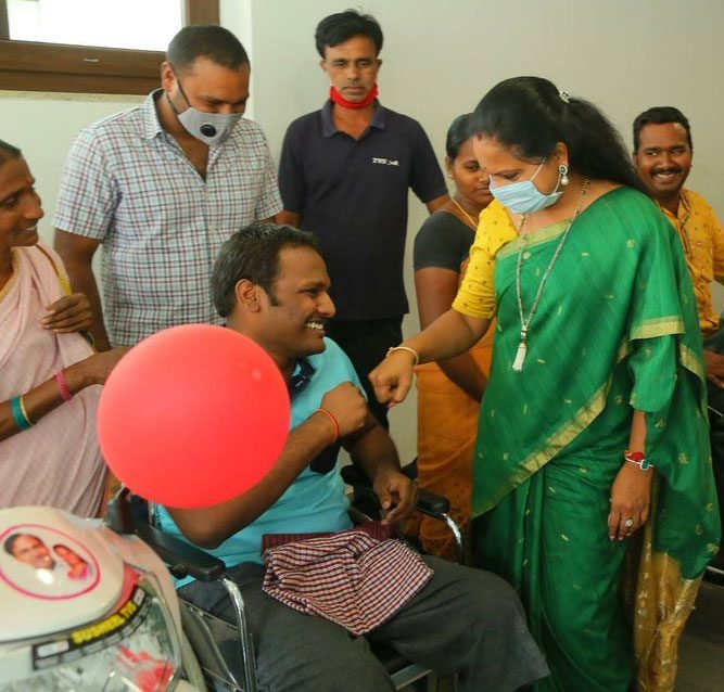 ఒక్క ట్వీట్‌తో దివ్యాంగుడికి ఎమ్మెల్సీ క‌విత‌ త్రీ వీల‌ర్‌ స్కూటీ అందజేత