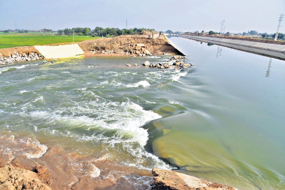 మండుటెండల్లో పొంగిన వాగు