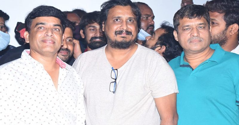 థియేట‌ర్‌ అద్దాలు ప‌గ‌ల‌గొట్టి మ‌రీ ప‌రుగులు పెట్టిన ప‌వ‌న్ అభిమానులు