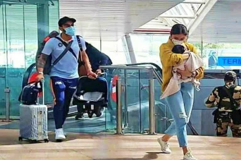 అనుష్క చేతుల్లో వామిక..లగేజీ మోస్తూ కోహ్లీ: ఫొటోలు వైరల్‌‌