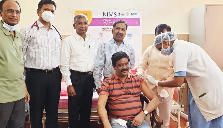 కొవిడ్ వ్యాక్సిన్ తీసుకున్న మంత్రి  ప్రశాంత్ రెడ్డి దంపతులు