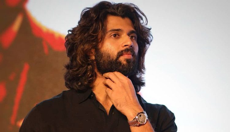 విజయ్ దేవరకొండకు హ్యాండ్ ఇస్తున్న స్టార్ డైరెక్టర్..?