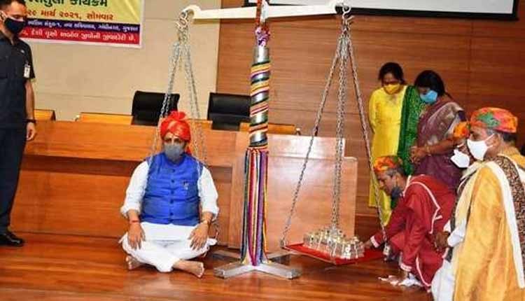 ఆవుల కోసం గుజ‌రాత్ ముఖ్య‌మంత్రి తులాభారం.. 85 కేజీల వెండి విరాళం