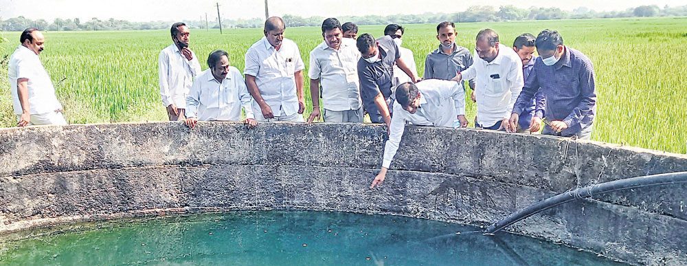 చేదకందని నీరు చేతికందేను!