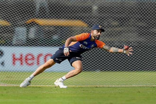 పుణె చేరుకున్న కోహ్లీసేన: వీడియో