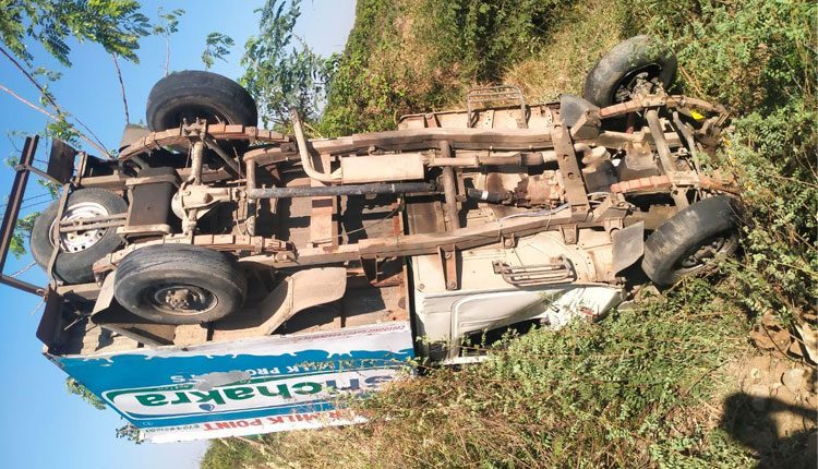 పాల వ్యాన్ ఢీకొని.. అన్నదమ్ముల మృతి