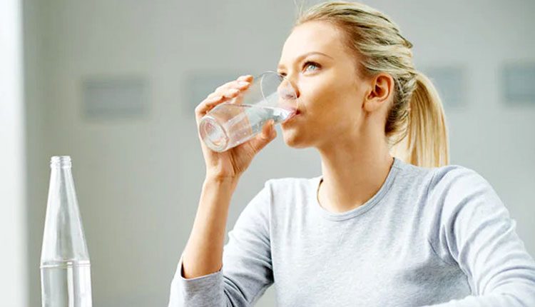 నిద్రించేముందు గోరు వెచ్చని నీటిని తాగితే కలిగే ప్రయోజనాలు తెలుసా..?