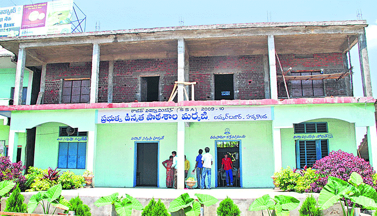సర్కారు స్కూళ్లల్లో సౌకర్యాలే లక్ష్యంగా..
