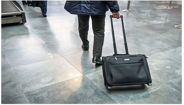 ట్రాలీ బ్యాగ్‌ వీల్స్‌లో బంగారం తరలిస్తూ పట్టుబడ్డ యువకుడు