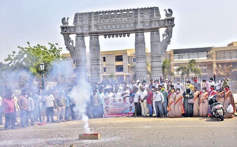 మనోళ్ల జీతాలే ఎక్కువ