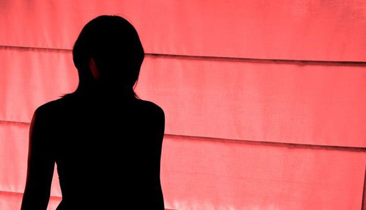 ప్రొఫెసర్‌ చీటింగ్‌ : పెండ్లయిన విషయం దాచి మరో యువతితో వివాహం!