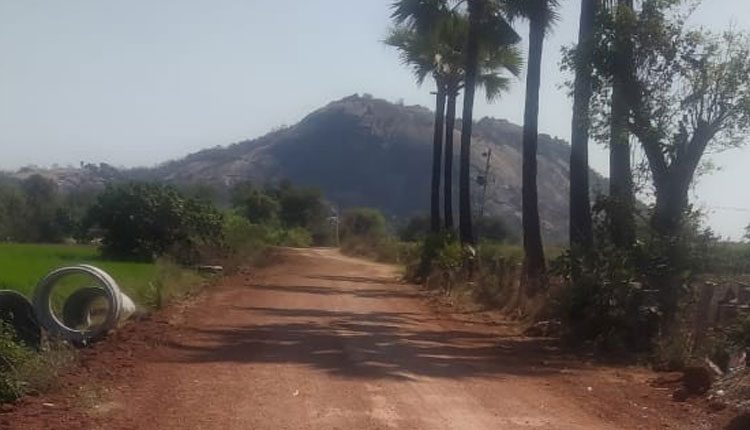 బీటీ రోడ్డు పనులకు మోక్షమెప్పుడో?