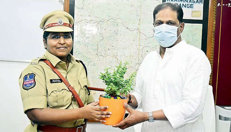 సీపీని కలిసిన ఈస్ట్‌జోన్‌ డీసీపీ