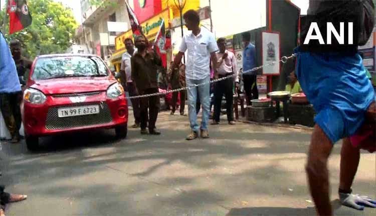 త‌ల‌కిందులుగా న‌డుస్తూ కారును లాగాడు.. ఎందుకో తెలుసా?