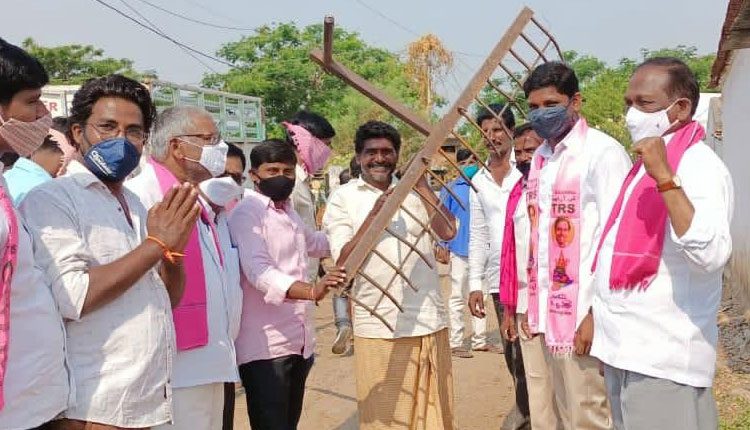 సంక్షేమాన్ని చూసి ఓటేయండి