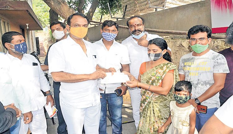 కార్యకర్తలకు  అండగా ఉంటాం