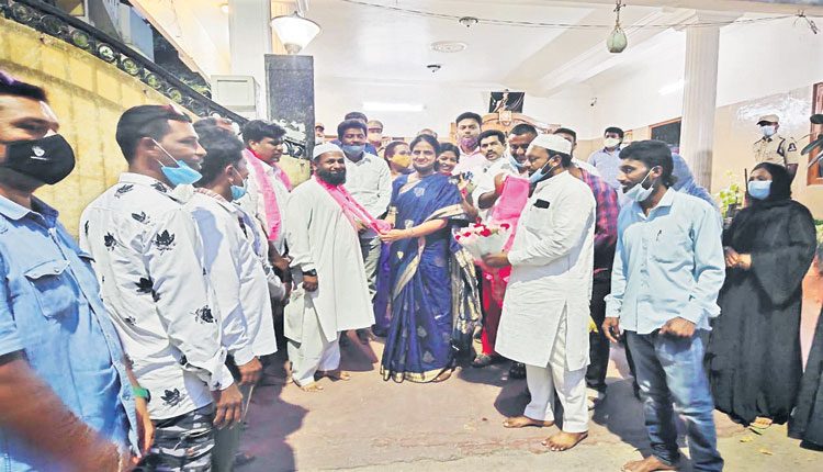 సంక్షేమ పథకాలకు ఆకర్షితులై ..