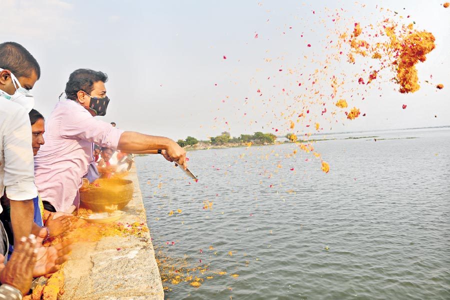త్యాగధనులకు పాదాభివందనం