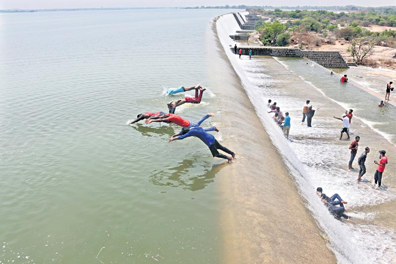 మానేర్‌ దుంకుతున్నదా!