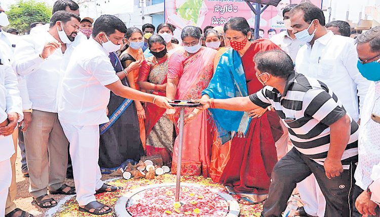 ఇంటింటికీ తాగునీరు అందిస్తాం