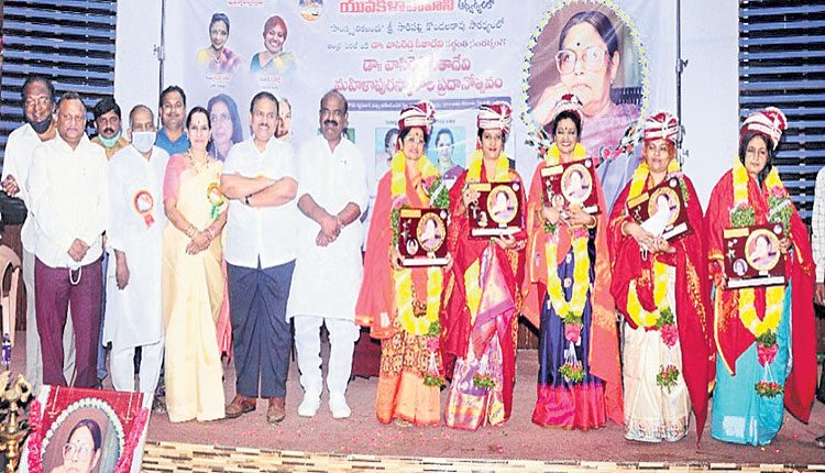 మహిళలు అన్ని రంగాల్లో రాణించాలి