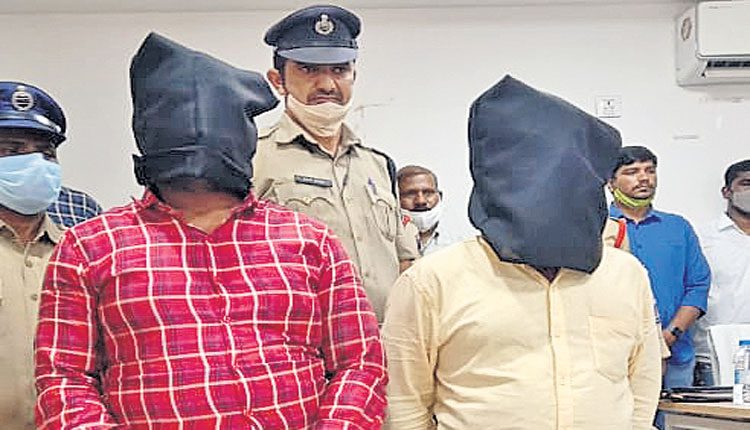 రియల్‌ యజమానికి డ్రైవర్‌ టోకరా