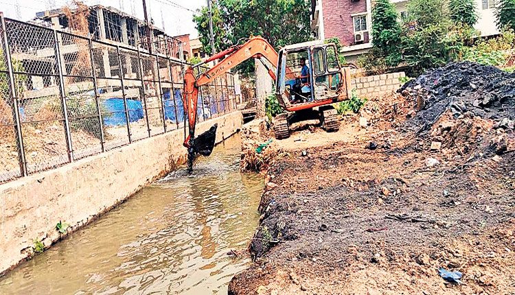 పూడికతీత మొదలైంది.