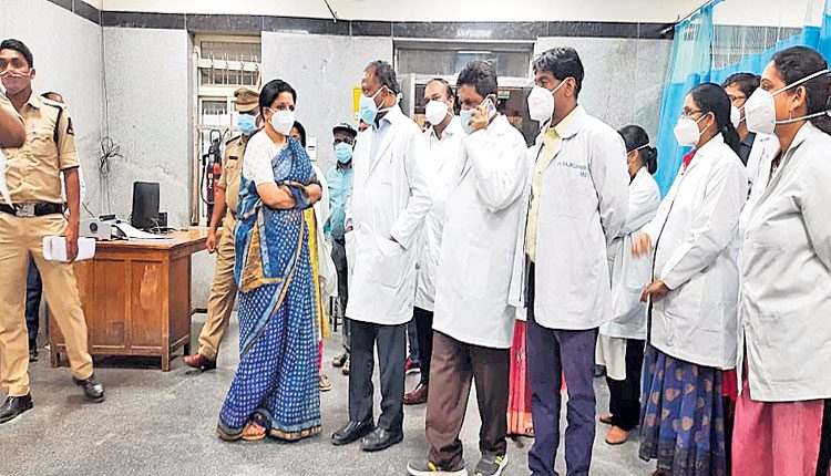 వచ్చే రోగులకు సత్వరమే వైద్య సేవలందించాలి