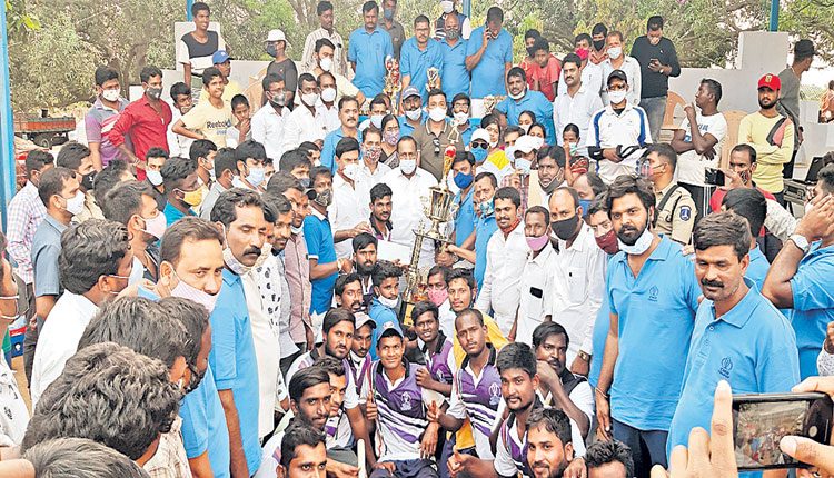 యువత క్రీడాస్ఫూర్తితో ముందుకు సాగాలి