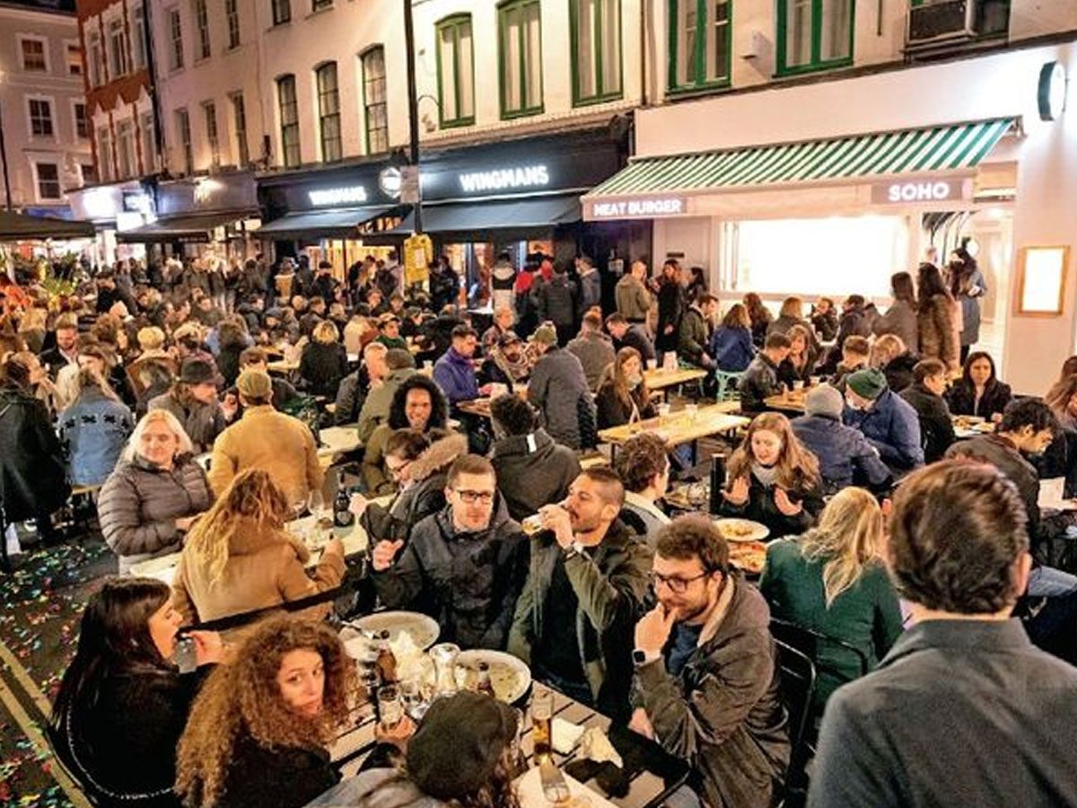 బ్రిటన్‌లో లాక్‌డౌన్‌కు విశ్రాంతి.. జనంతో నిండిపోయిన రెస్టారెంట్లు