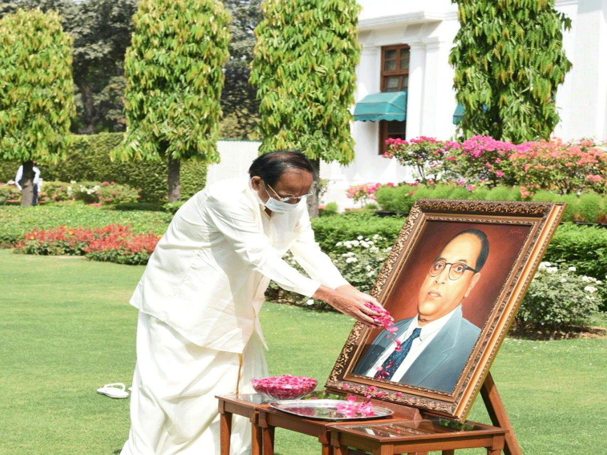 అంబేడ్క‌ర్‌కు వెంక‌య్య ఘ‌న నివాళి