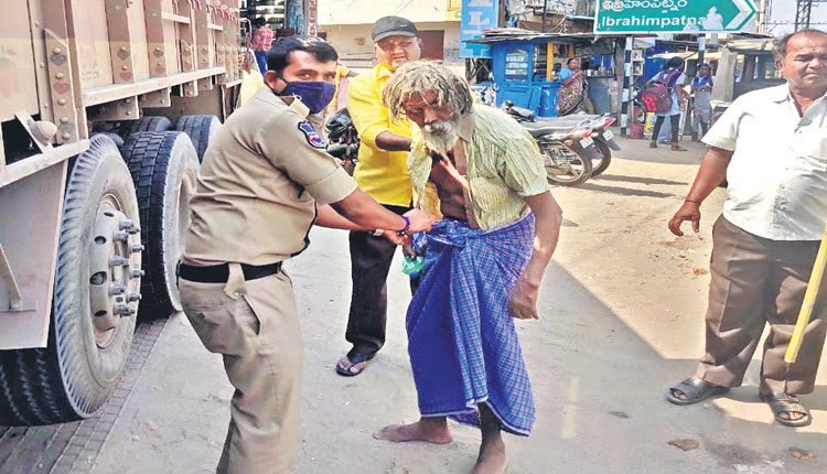 అభాగ్యులకు పోలీసులే అండ