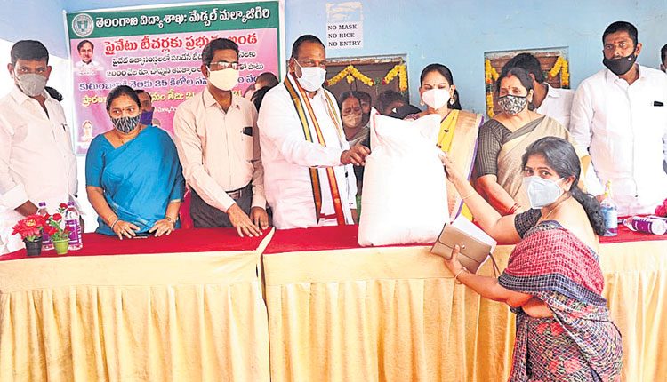 ప్రైవేట్‌ టీచర్లకు అండగా ప్రభుత్వం