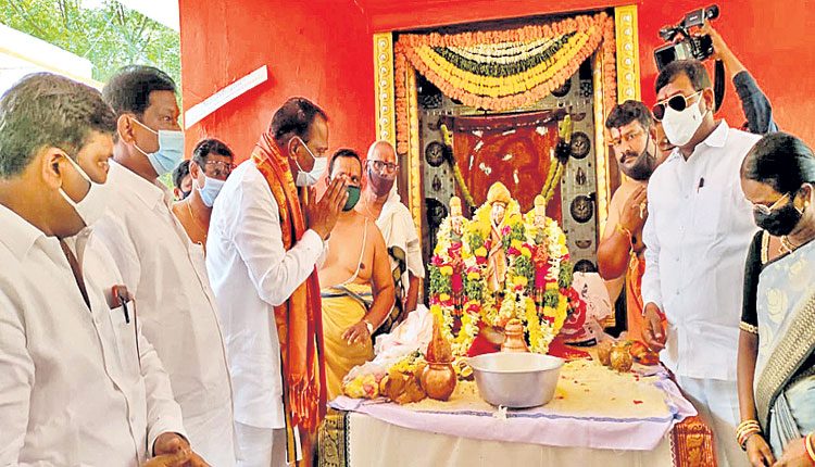 సీఎం కేసీఆర్‌ కోలుకోవాలని మంత్రి మల్లారెడ్డి పూజలు