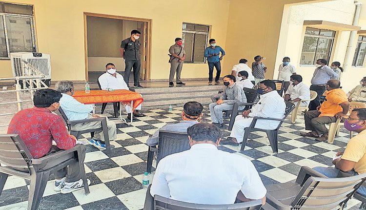 ఇండోర్‌ స్టేడియం పనులను త్వరగా పూర్తి చేయాలి