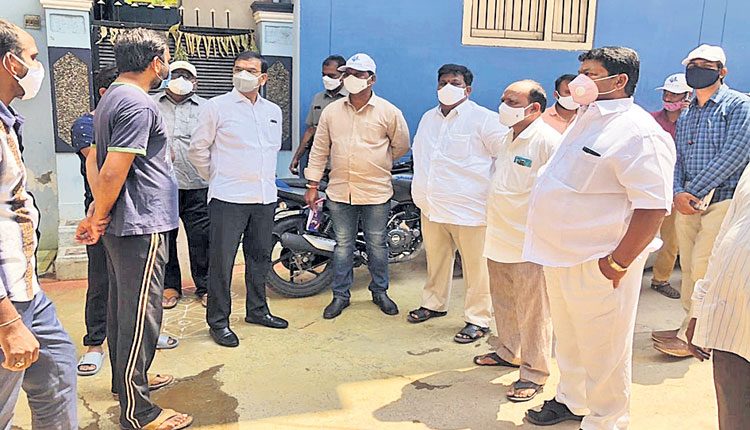 బస్తీల్లో మౌలిక వసతుల కల్పనకు కృషి