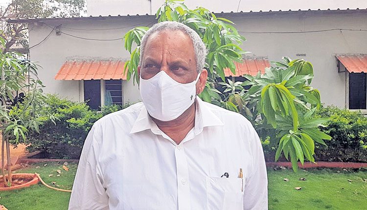 మంత్రికి బహిరంగ క్షమాపణ