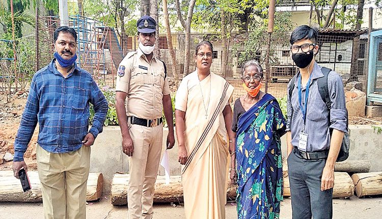 అర్ధాకలితో అలమటిస్తుంటే..పోలీసులు ఆదుకున్నారు