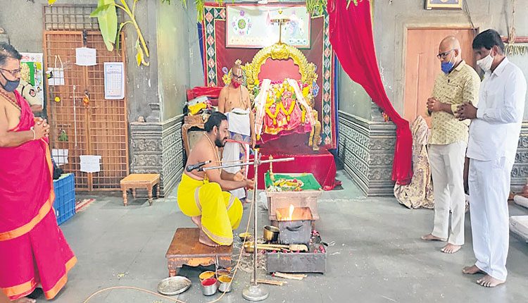 స్వామి, అమ్మవార్లకు సంప్రదాయ పూజలు